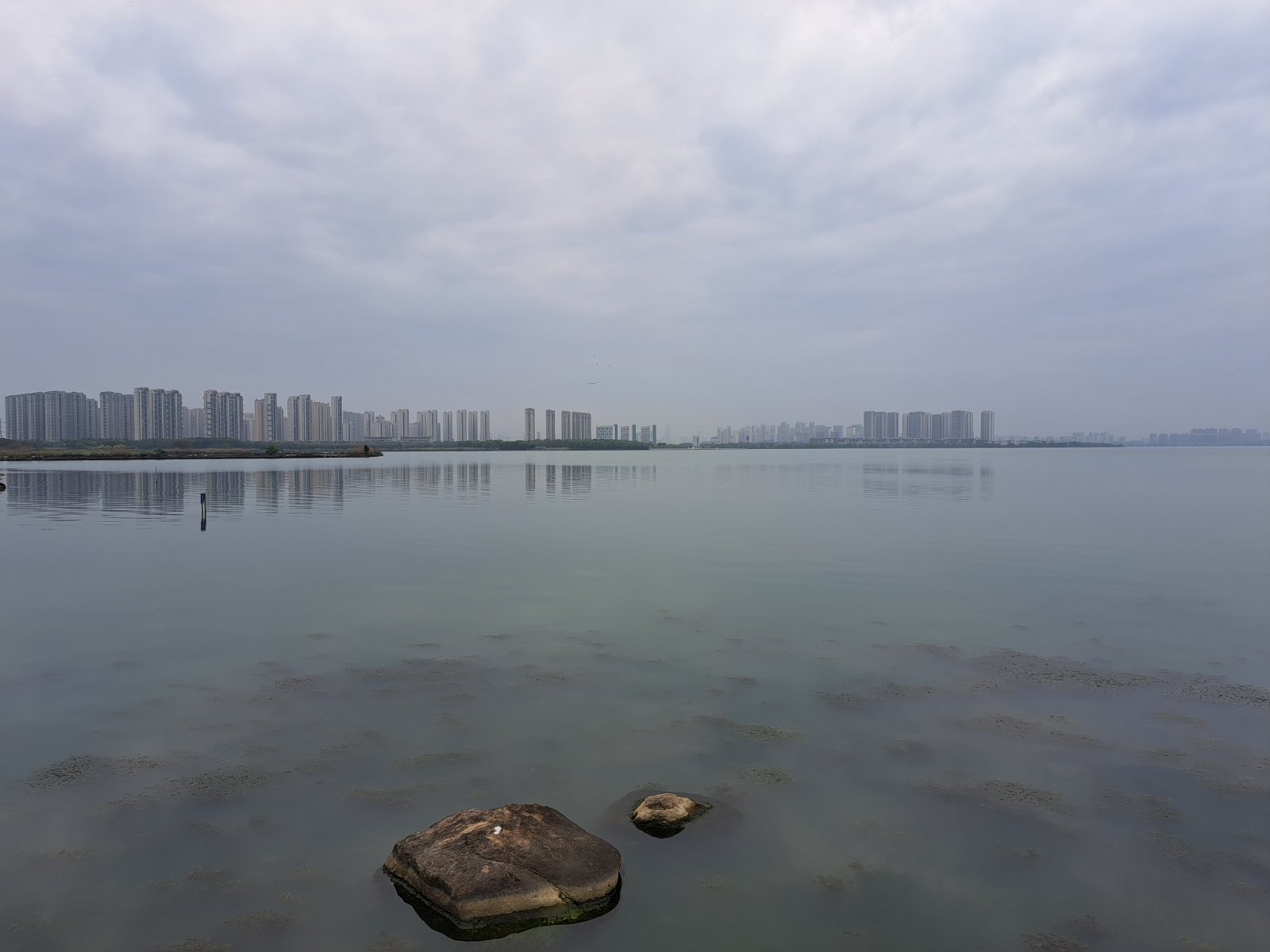 On the shore of the Dushu lake, Suzhou, april 2024 (Photo by M. Bofulin)